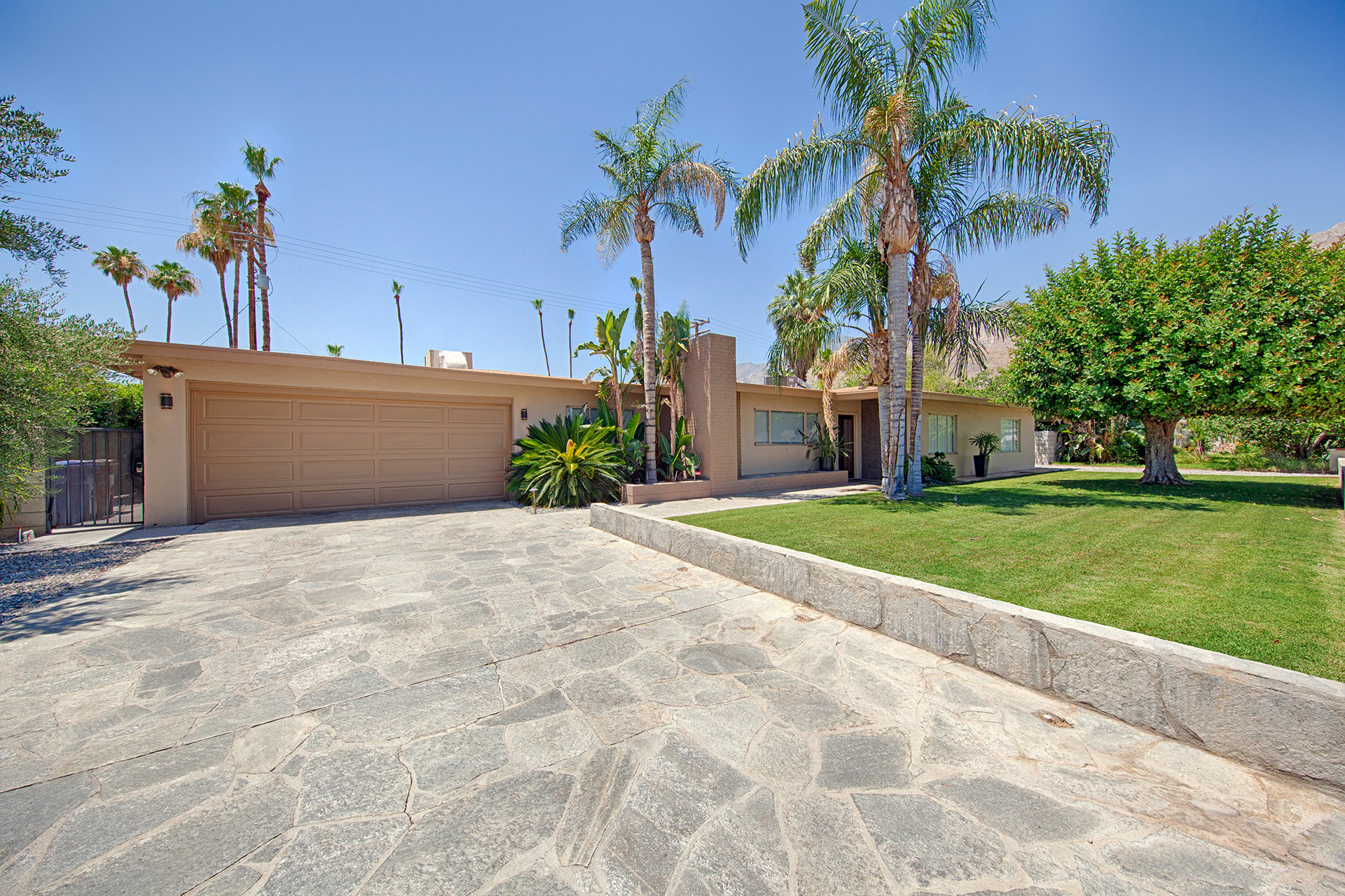 The front view of a mid-century modern home in Tahquitz River Estates