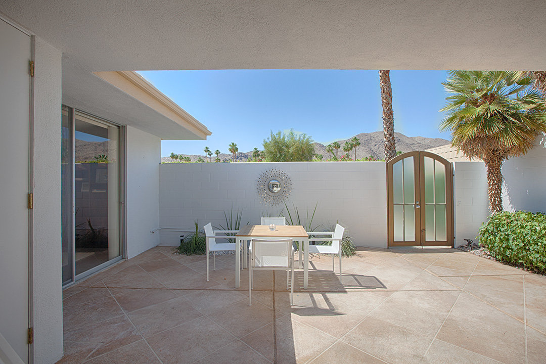 A condo courtyard in Seven Lakes Country Club in Palm Springs